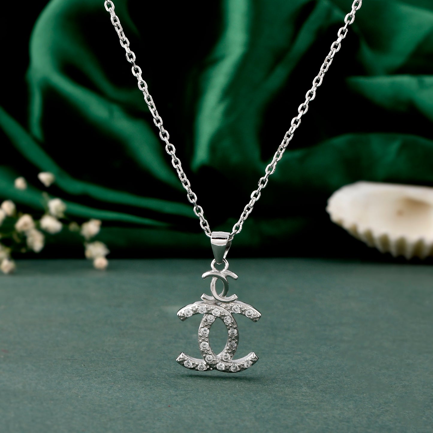 chain pendant necklace