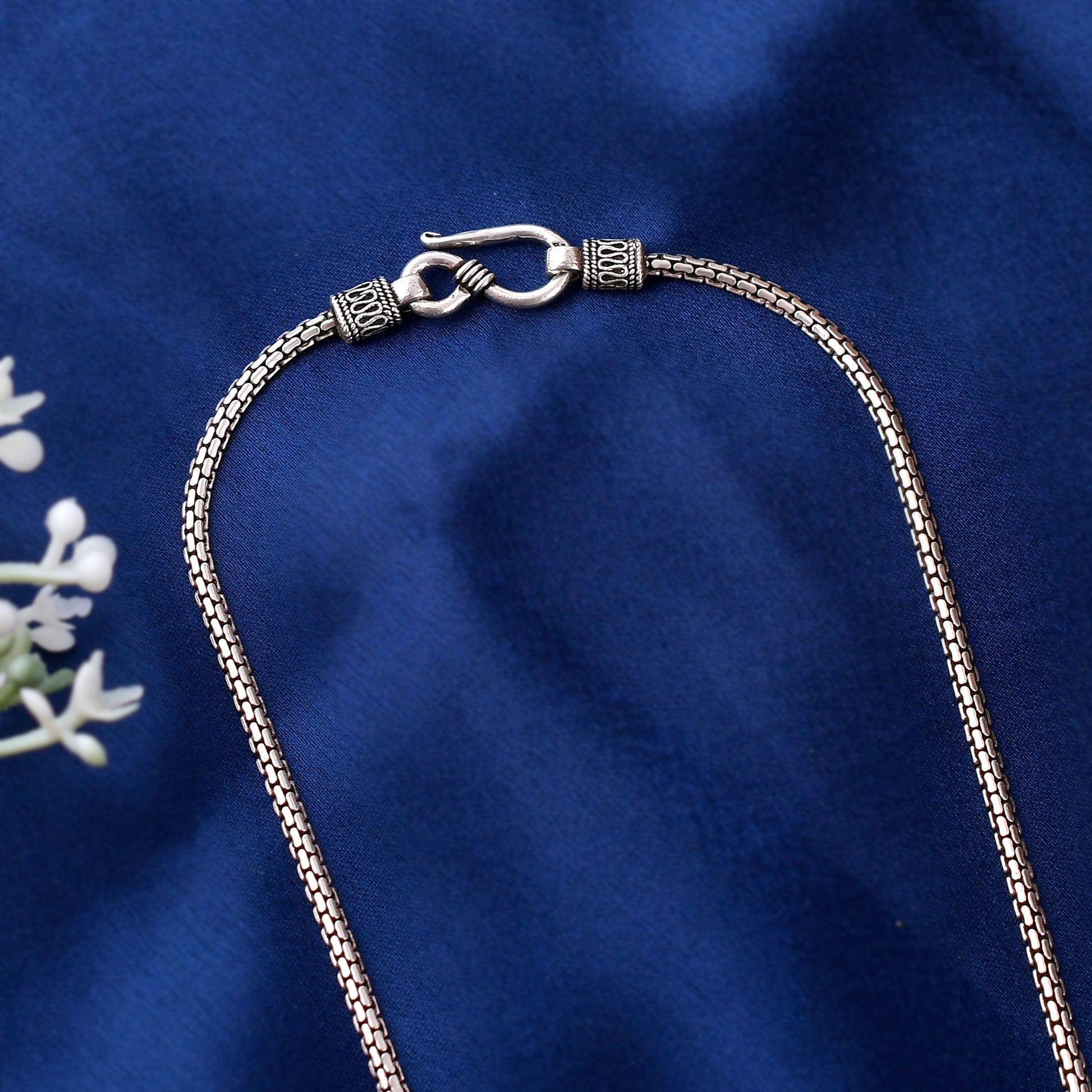 From Bold to Sleek: Silver Chains for Every Man – NEMICHAND JEWELS