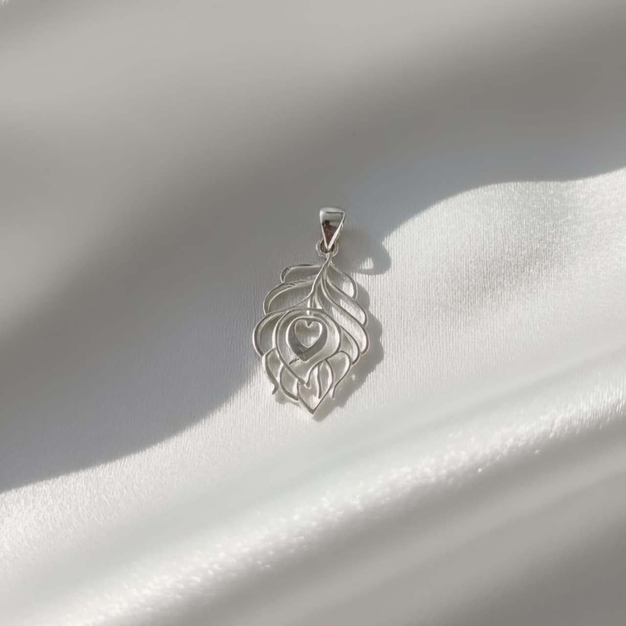 925 Sterling Silver Peacock Feather Pendant with Heart Design for Men & Women